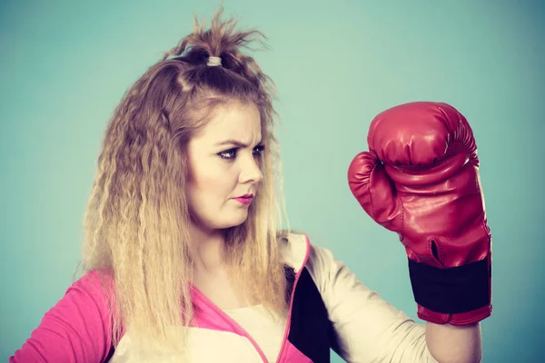 Linda chica en guantes rojos jugando boxeo deportivo — Foto de Stock