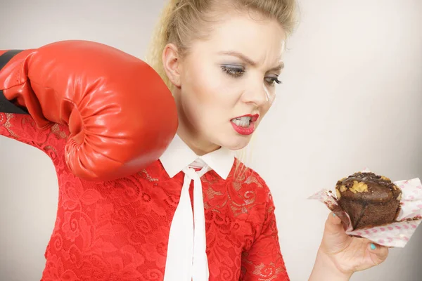 Donna che combatte il cibo cattivo, boxe torta al cioccolato — Foto Stock