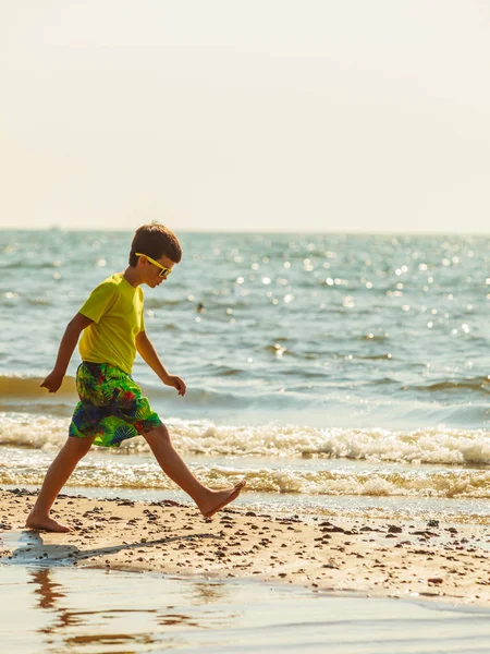 Chlapec na pláži. — Stock fotografie