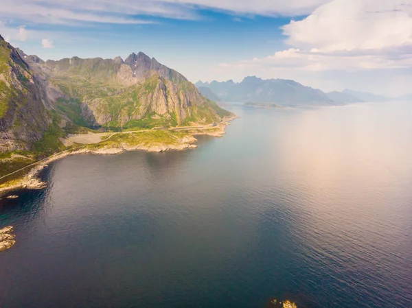 Fjord en bergen landschap. Lofoten eilanden, Noorwegen — Stockfoto