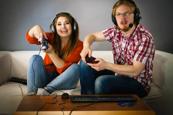 Juegos pareja jugando juegos — Foto de Stock