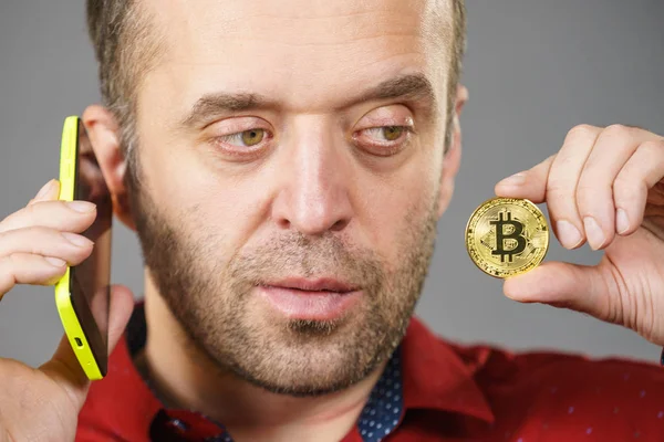 Hombre con bitcoin hablando por teléfono — Foto de Stock