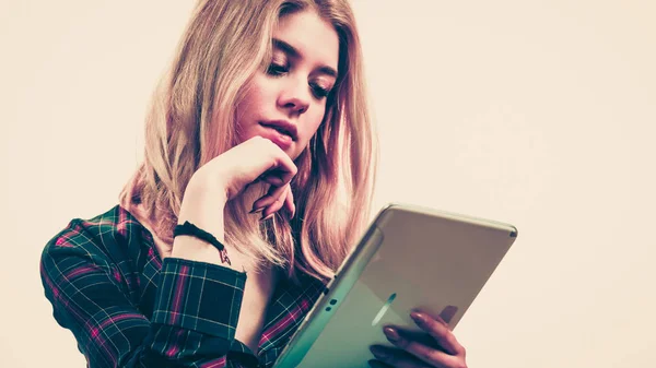 Jonge vrouw met tablet — Stockfoto