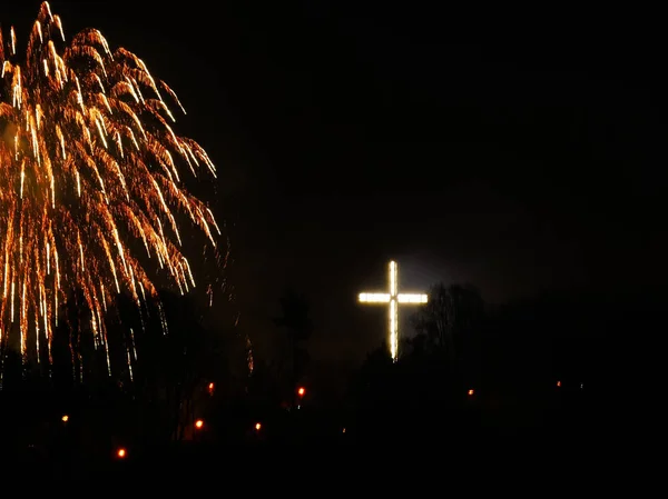 Feux d'artifice colorés pendant la nuit de vacances — Photo