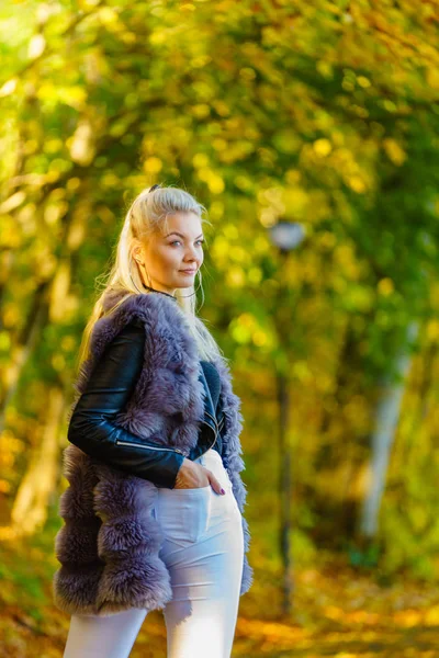 Woman wearing fur long vest during autumn — Stock Photo, Image