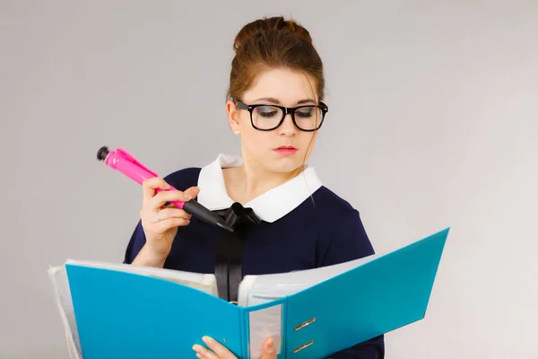 Donna d'affari concentrata che scrive qualcosa — Foto Stock