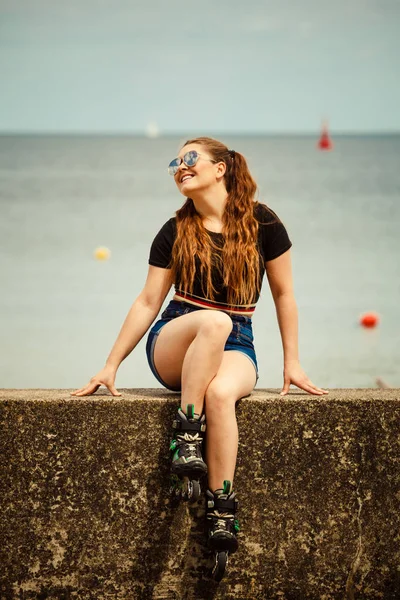 Щаслива молода жінка в роликових ковзанах — стокове фото