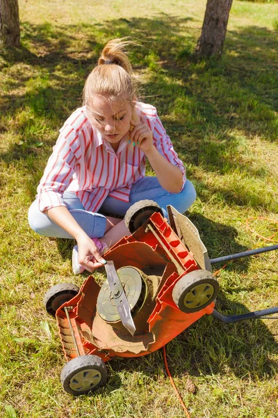 Persona que tiene problemas con la cortadora de tierras —  Fotos de Stock
