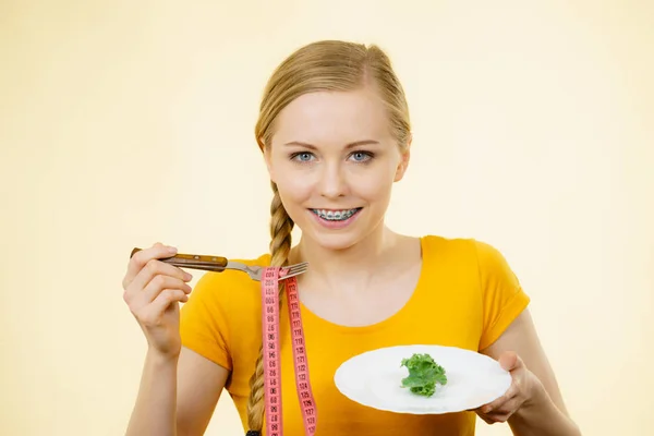 Mujer a dieta sosteniendo plato con lechuga — Foto de Stock
