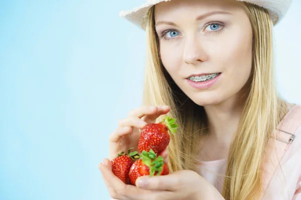 Jonge vrouw met verse aardbeien — Stockfoto