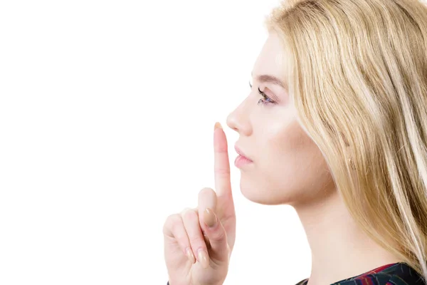 Mujer mostrando gesto de silencio —  Fotos de Stock