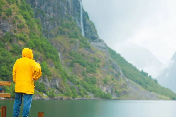 Touristen suchen Berge und Fjordnorwegen, Skandinavien. — Stockfoto