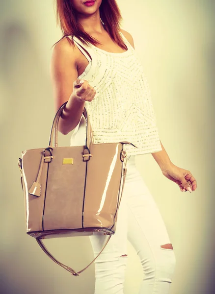 Mulato mulher segurando saco de couro bege . — Fotografia de Stock