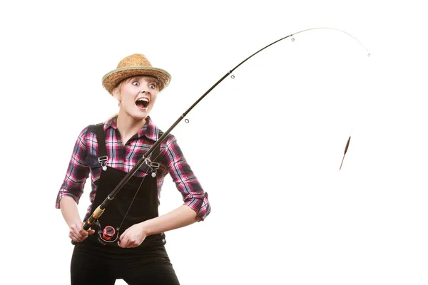 Lycklig kvinna i solhatt håller fiskespö — Stockfoto