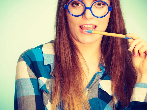 Raro nerd mujer en gafas celebración pluma — Foto de Stock