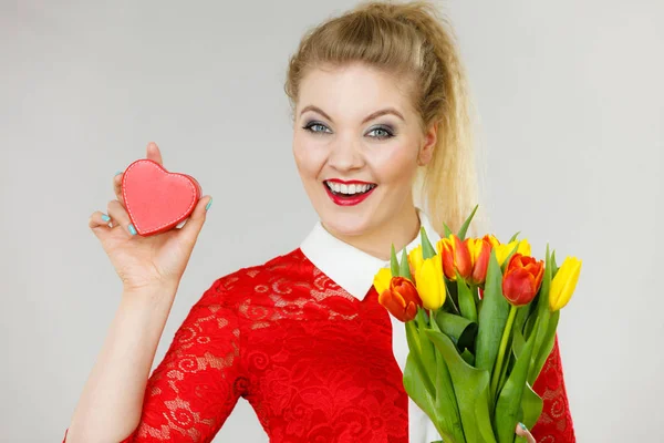 Donna che tiene tulipani e regalo — Foto Stock