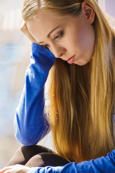 Сумна пригнічена дівчина-підліток сидить на підвіконні — стокове фото