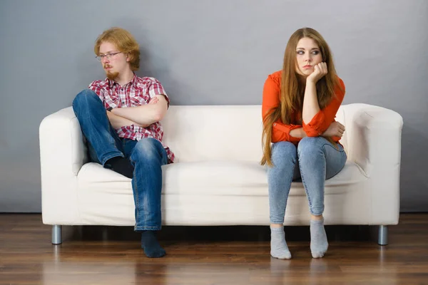Женщина и мужчина после ссоры на диване — стоковое фото
