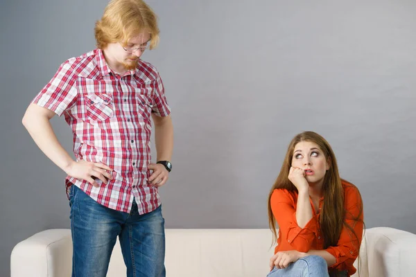 Casal jovem discutindo — Fotografia de Stock