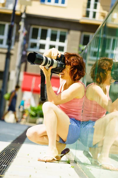 Fotografo professionista donna in città — Foto Stock