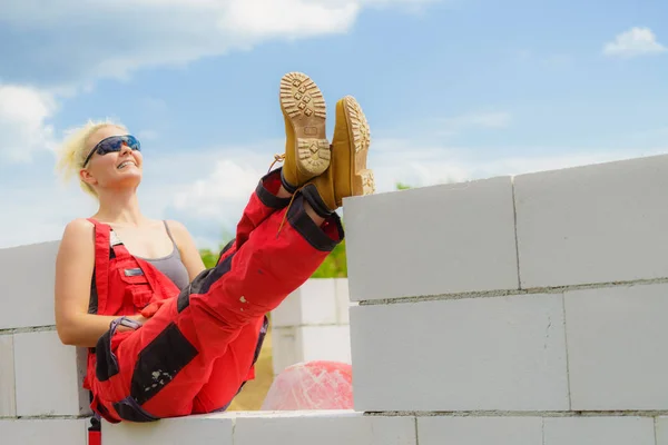 Vrouw nemen van pauze op bouwplaats — Stockfoto