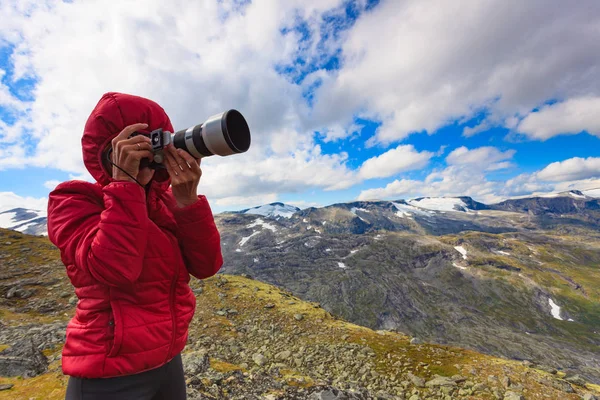 Fotografia turistica pinna montagne norvegesi — Foto Stock