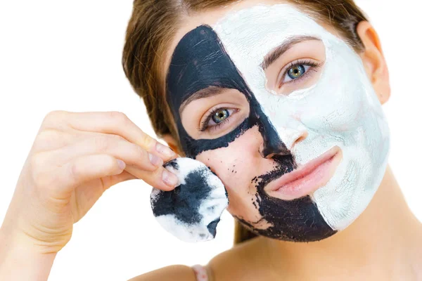 Menina remove máscara de lama do rosto — Fotografia de Stock