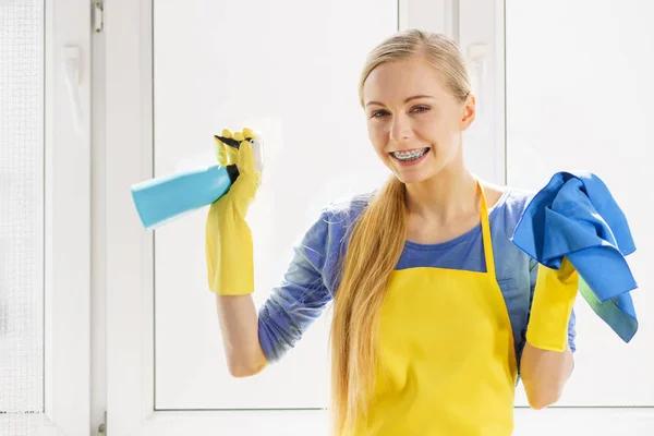 Woman cleaning window at home — Stock Photo, Image