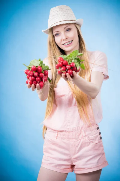 Mujer joven sosteniendo rábano — Foto de Stock
