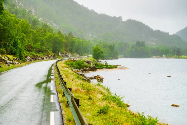 Väg- och fjorden landskap i Norge — Stockfoto