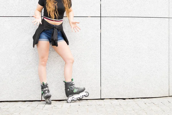 セクシーな女性の身に着けているローラー スケート — ストック写真