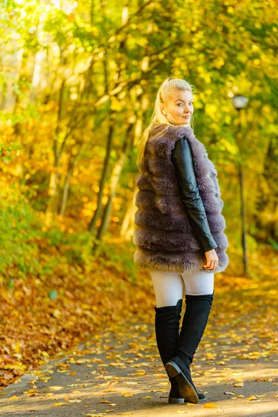 Femme portant un gilet long en fourrure pendant l'automne — Photo