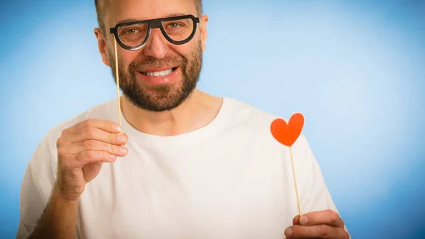 Homme aux lunettes et au cœur — Photo