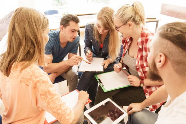 Grupo de personas estudiantes trabajando juntos — Foto de Stock