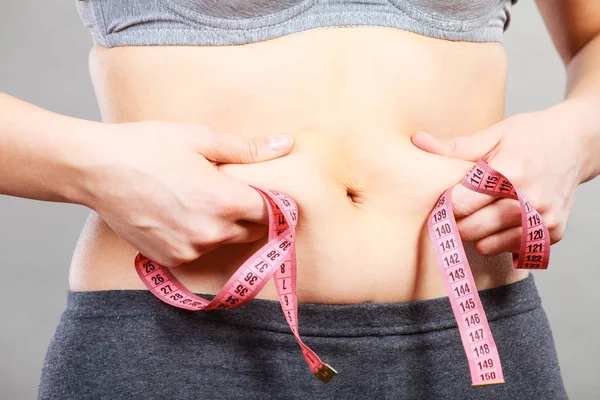 胃保持測定テープに触れる女性 — ストック写真