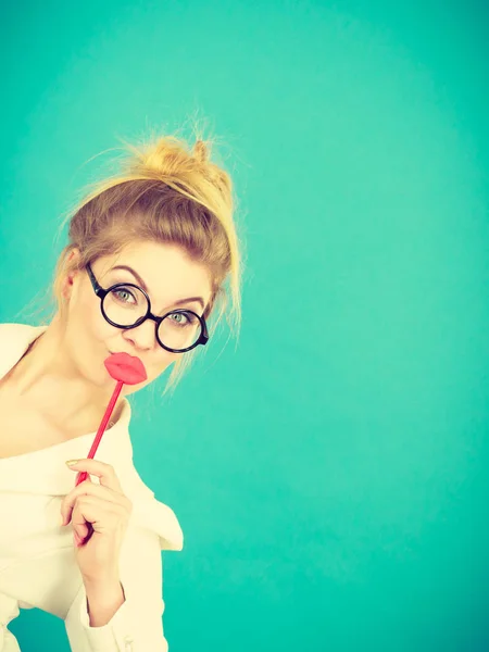 Mujer feliz sosteniendo labios falsos en palo —  Fotos de Stock