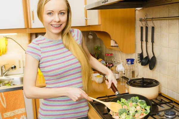 Woman cooking stir fry frozen vegetable on pan — Stock Photo, Image