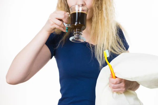 Femme drôle étant en retard boire du café — Photo