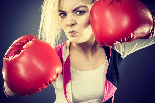 Naštvaná žena nosí Boxerské rukavice — Stock fotografie