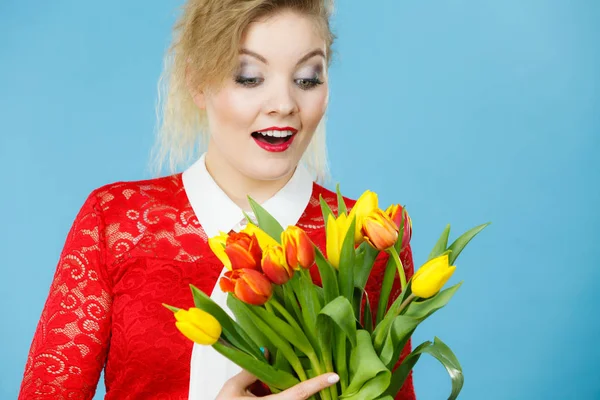 Pretty woman med röda gula tulpaner gäng — Stockfoto