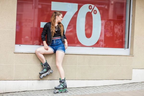 Mujer con patines de ruedas a la venta —  Fotos de Stock