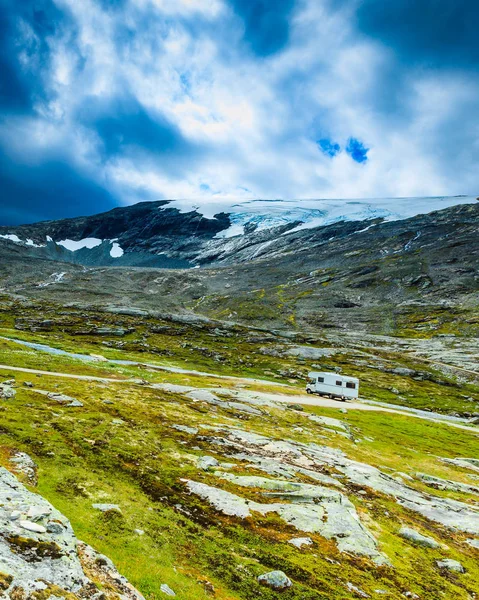 Carro de campismo em montanhas norueguesas — Fotografia de Stock