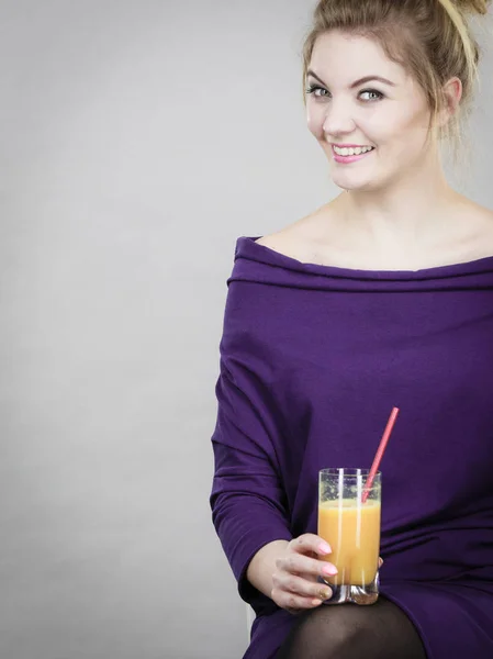 Mulher feliz segurando suco de laranja fresco — Fotografia de Stock