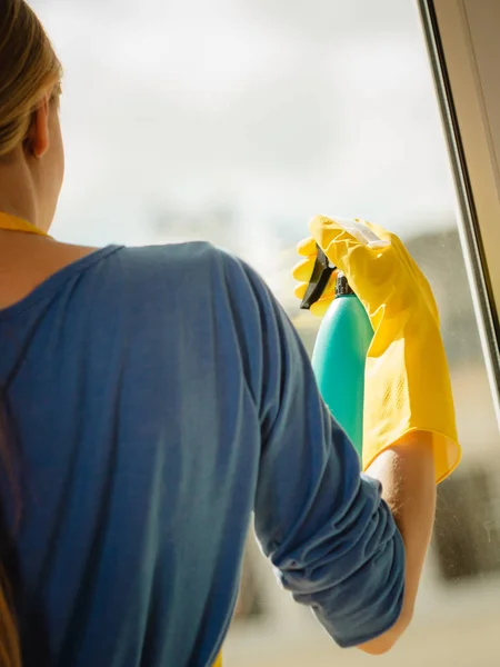Chica ventana de limpieza en casa usando trapo detergente —  Fotos de Stock