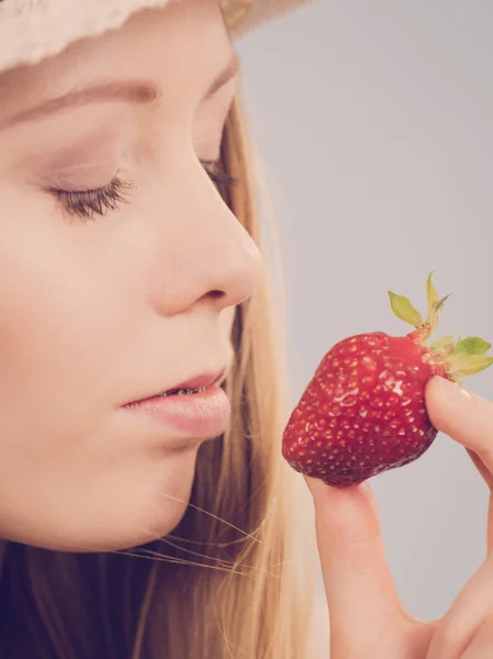 Young woman with fresh strawberry — Stock Photo, Image