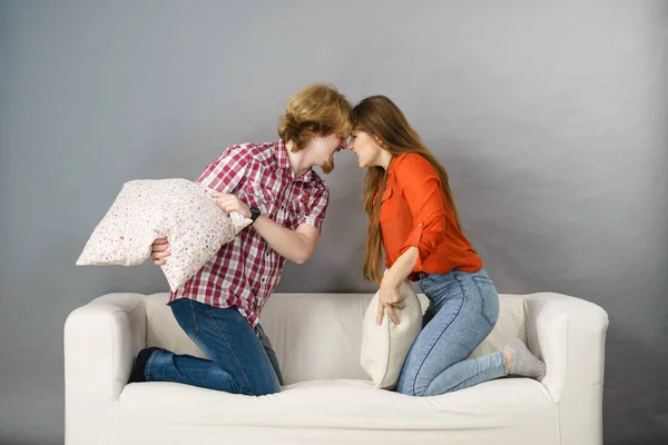 Pareja enojada teniendo pelea de almohadas —  Fotos de Stock