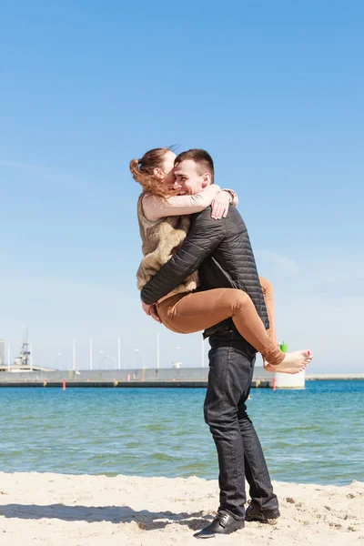 Szczęśliwa para o dacie na plaży — Zdjęcie stockowe