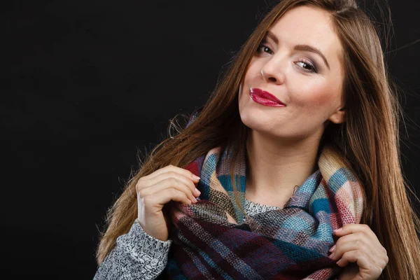 Aantrekkelijke vrouw dragen geruite sjaal. — Stockfoto
