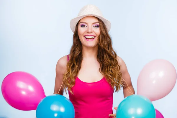 Kvinna leker med många färgglada ballonger — Stockfoto