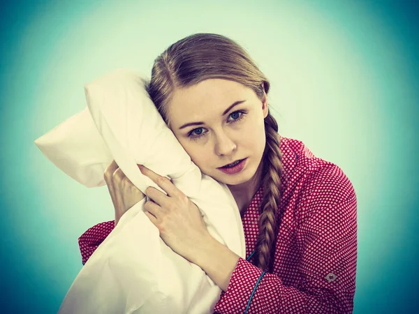 Młoda kobieta, w piżamie, przytulanie miękkie poduszki — Zdjęcie stockowe